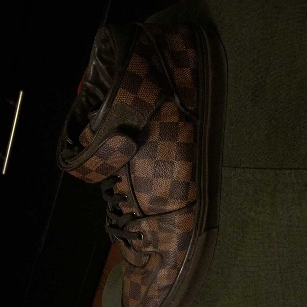 Luis Vuitton size 9 1/2